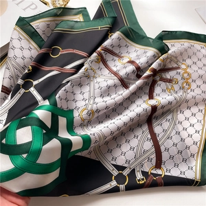 Foulard en soie élégant avec motifs équestres, chaînes et monogrammes verts