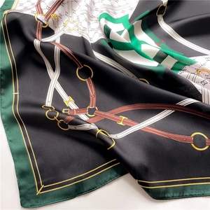Gros plan du foulard en soie avec imprimés équestres et textures jacquard subtiles