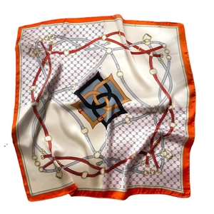 Élégant foulard en soie à motif équestre avec chaînes rouges et bordure orange