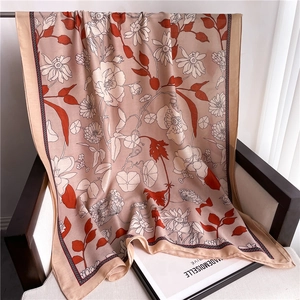 Détail d'une écharpe élégante en coton et lin à imprimé floral drapée sur une chaise
