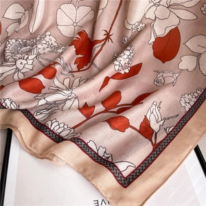 Détail macro du châle en coton et lin avec feuilles d'érable orange et fleurs