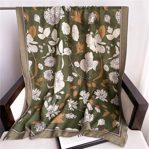 Écharpe élégante en coton et lin vert olive avec imprimé floral et bordure géométrique