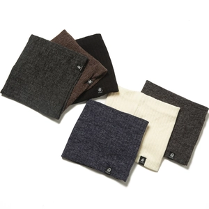 Texture de maille détaillée des cache-cols thermiques multicolores avec étiquettes tissées
