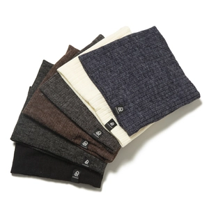 Détail de tours de cou en tricot côtelé en six couleurs unies avec étiquettes tissées