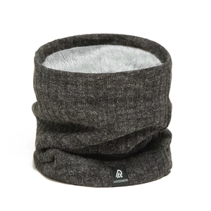 Détail d'un tour de cou en tricot gris foncé avec doublure en polaire et étiquette de marque