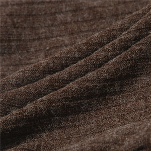 Gros plan sur l'écharpe en tricot côtelé marron foncé montrant la doublure douce