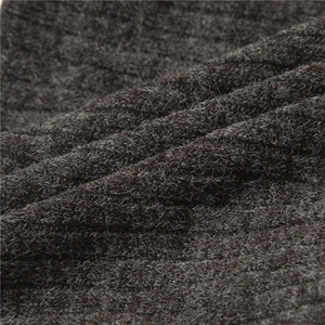Gros plan du cache-cou d'hiver en maille côtelée avec texture polaire en marron foncé