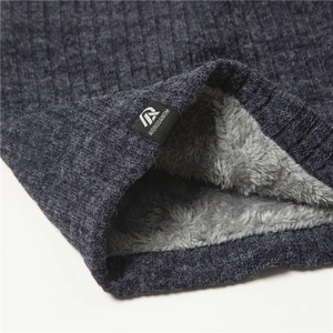 Détail d'un tour de cou en tricot gris foncé avec doublure polaire et texture gaufrée