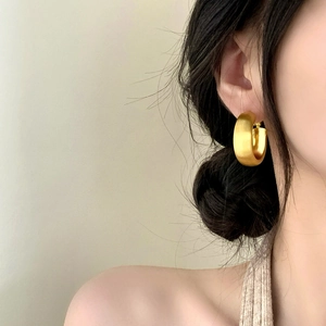 Minimalist brushed gold hoop earrings featuring a vintage matte finish for women