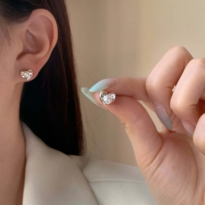 Elegant vintage heart-shaped pearl stud earrings in silver minimalist aesthetic