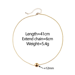 Détail du collier à billes dorées de 41cm avec extension de 6cm et pendentif de 12mm