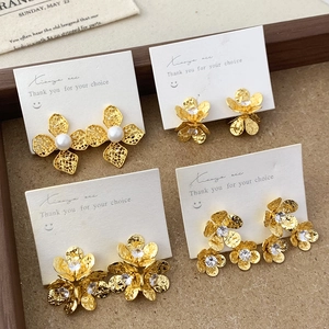 Vintage Goldene Blumen Ohrstecker Mit Kupferlegierung Künstliche Perle Zirkon Gehämmerte Textur Französischer Stil Damen