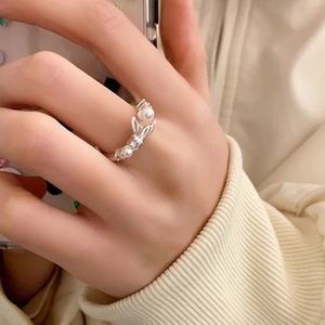 Elegante anello aperto a coda di sirena in argento con perle bianche e zirconi per donna