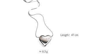 Dettaglio della collana con pendente a cuore 3D argento con catena snake 47cm 8,3g