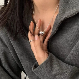 Collana a catena a serpente con ciondolo a cuore in argento lucido e anello aperto coordinato