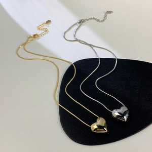 Collana con ciondolo a cuore minimalista e catena a serpente in oro e argento lucido