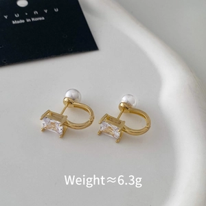 Detail of gold-plated U-shaped earrings with rectangular crystal and white shell pearl
