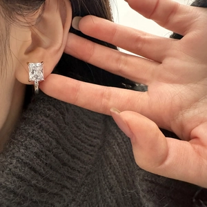 Elegant geometric U-shaped hoop earrings with radiant cut square clear crystal and pearl