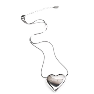 Collana con pendente a cuore lucido su catena a serpente con chiusura a moschettone
