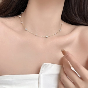 Détail du collier en or élégant avec perles blanches et oxydes de zirconium alternés