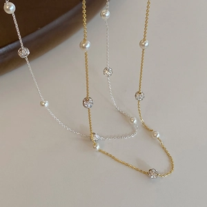 Colliers élégants en or et argent avec perles et boules de zircone micro-serties