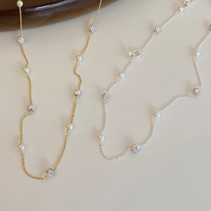 Colliers élégants en or et argent avec perles délicates et perles de zircon étincelantes