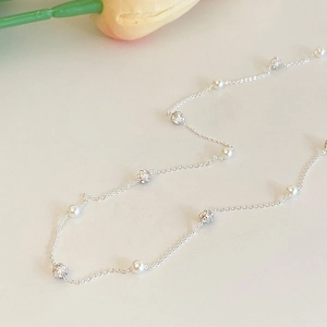 Détail du collier de perles baroques avec perles en zircon sur une chaîne en argent