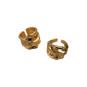 Ensemble de bagues dorées à texture de lave avec un design irrégulier en métal martelé