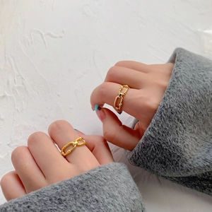 Double-layered gold chain texture rings with irregular twist pattern for a minimalist style