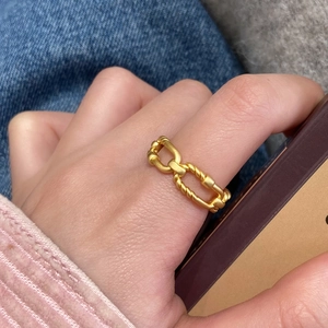 Elegant matte gold chain link ring featuring a twist rope design for a modern minimalist look
