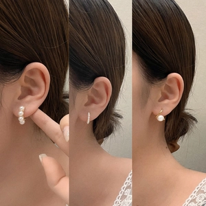 Set di orecchini eleganti con perle barocche e cerchi dorati dal design minimal