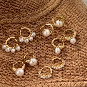 Set di orecchini con perle barocche dorate in cinque eleganti design geometrici a cerchio