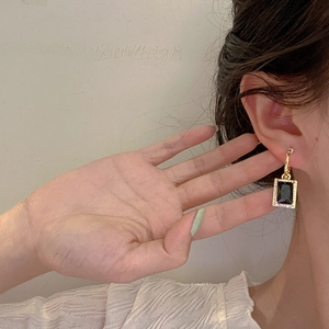 Geometrische Retro Ohrringe mit schwarzem Edelstein und vergoldetem Zirkonia-Rand