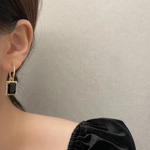 Details von vergoldeten Vintage-Ohrringen mit schwarzem Stein und Zirkonia-Verzierung