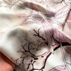 Écharpe élégante en satin ivoire avec motifs de feuilles roses et violettes et éclat perlé