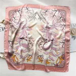 Élégant carré de soie avec motifs de feuilles vintage et bordures roses pour femme