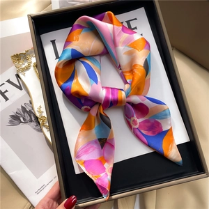 Elegante pañuelo de seda con estampado floral colorido en una caja de regalo de lujo