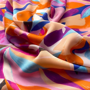 Primer plano de la tela de seda con estampados florales abstractos y una textura suave