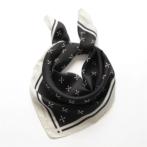 Carré de soie minimaliste noir et blanc avec motifs géométriques en croix sur fond blanc