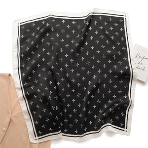 Carré de soie noir élégant avec motifs de croix blanches et bordures minimalistes
