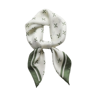 Foulard en soie blanche minimaliste avec motif croix verte et bordure rayée élégante