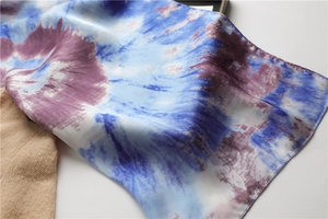 Détail d'un foulard en soie style peinture à l'huile avec motif artistique tie-dye bleu et violet