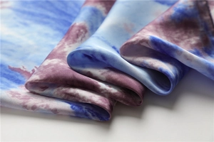 Détail macro du foulard en soie style peinture à l'huile bleu et violet en satin