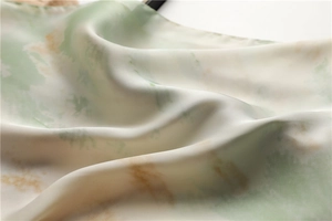 Gros plan d'un foulard en soie avec texture de peinture à l'huile et fini satiné