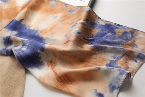 Foulard en soie style peinture à l'huile avec motifs tie-dye bleu et orange vif
