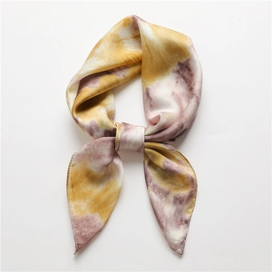 Foulard en soie style peinture à l'huile avec dégradé jaune et violet sur fond blanc
