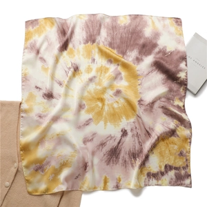 Détail d'un foulard en soie avec motif de peinture à l'huile et texture lisse premium