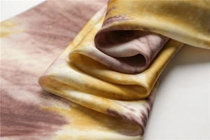 Vue détaillée du foulard en soie style peinture à l'huile avec marbrure dorée et texture
