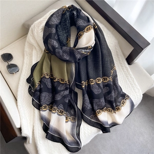 Elegante sciarpa lunga con stampa catena e leopardo in verde, nero e bianco
