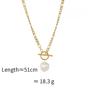 Collier perle baroque avec chaîne Figaro dorée et fermoir OT, longueur 51 cm